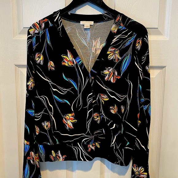 ♦️2/$20 Floral faux-wrap blouse - Picture 4 of 9